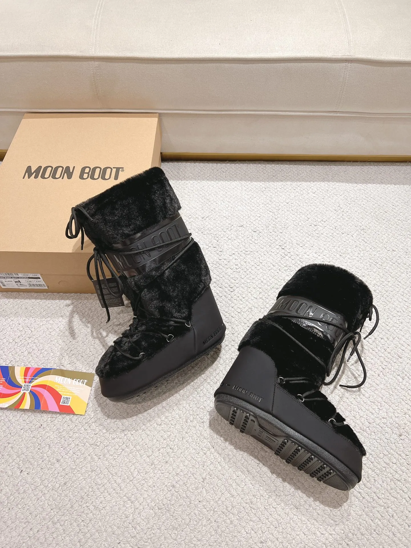 p680 [Exclusive top quality | New upgraded version] ✨A must-buy in winter 2025! Moon Boot moon snow boots - the ultimate warm weapon for fashionistas ❄️ Forget UGG! This winter🔥The "ugly Big Mac" that dominates the streets is here~ 👢The same Y2K retro style from Paris Hilton and Beckham is back! 4cm taller inside ✨ Invisible leg lift · Extremely slimming 👌 Fluffy and soft but not bloated, instantly show off your sense of style when put on your feet 🦋 The same style for both men and women | Can be worn by both men and women | Regardless of left or right foot!  ❄️Maximum thermal insulation power｜No pressure for fun in the snow 💫Trendy style code｜Easily achieve the Millennial hot girl style Say goodbye to ordinary snow boots ~ This winter you need to be warm and rusty! 🌟 #MoonBoot snow boots #winter hot style #瞞小similar style #millennium style wear ❶Fabric: original custom/cowhide/woven wool/high mercerized waterproof cloth ❷Inner: original 100% silk cotton liner ❸Feet: original 100% silk cotton liner ❹Outsole: original molded two-color non-slip outsole ❺Sole thickness: 4cm (including inner**) ❻Number of codes: 35-40 (41. Customized) ❼Packaging: Original full set of packaging ☀Color: Official website updated simultaneously